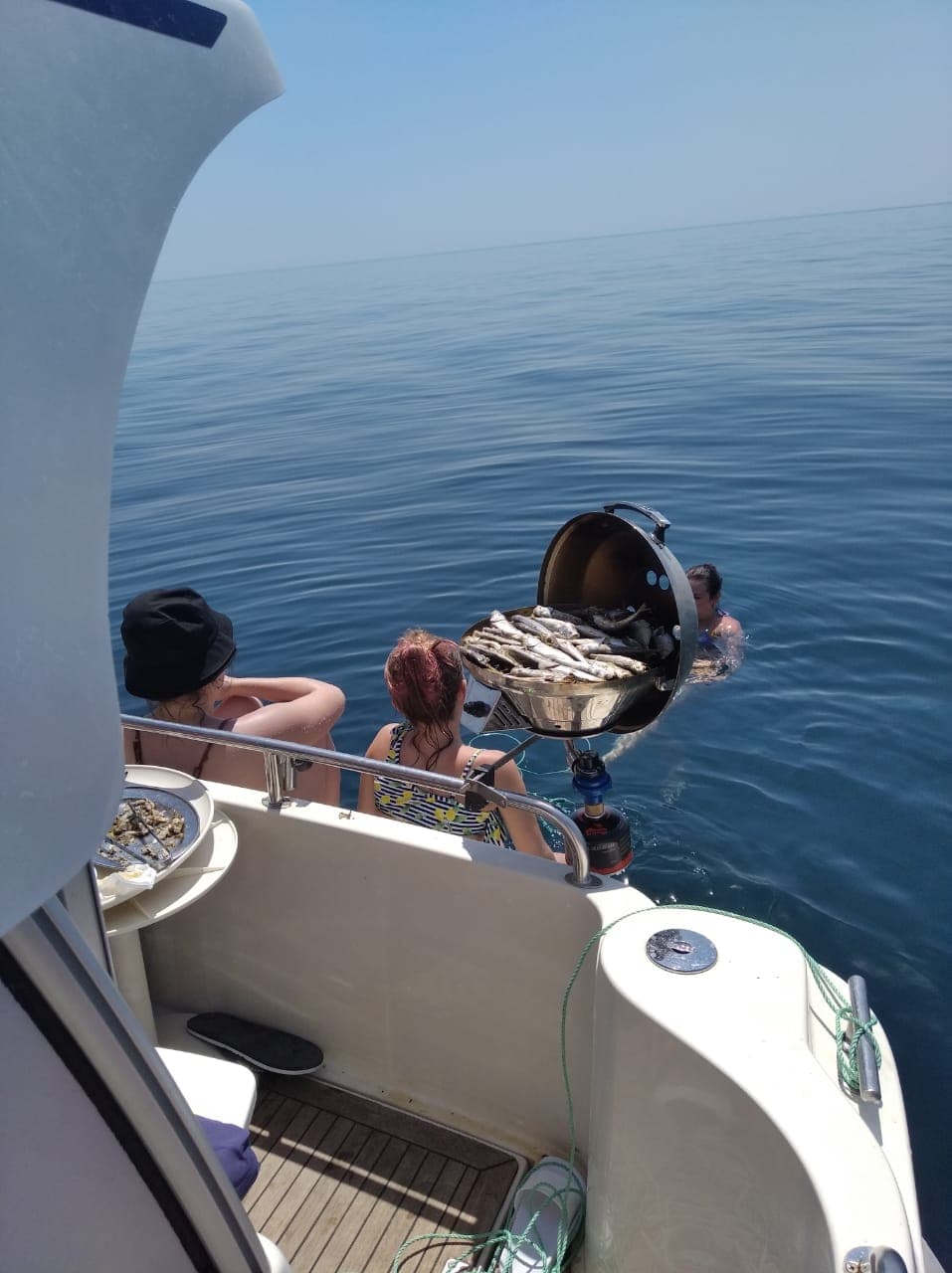Гриль на яхте, готовка рыбы на яхте